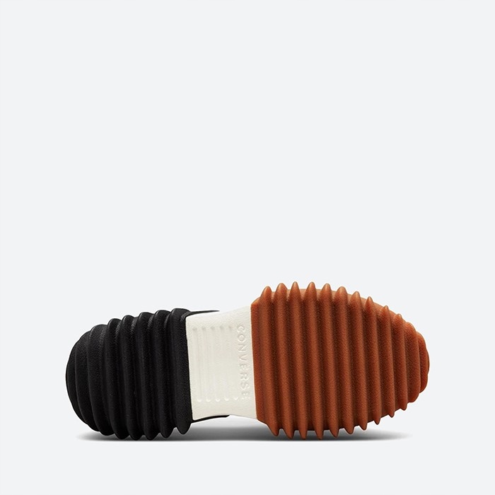 Wygodne sznurowanie i wysoka cholewka