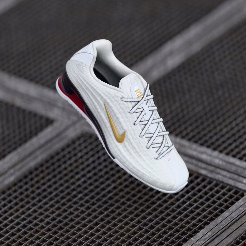 Kolorystyka – Białe z akcentami w Varsity Red i Metallic Gold