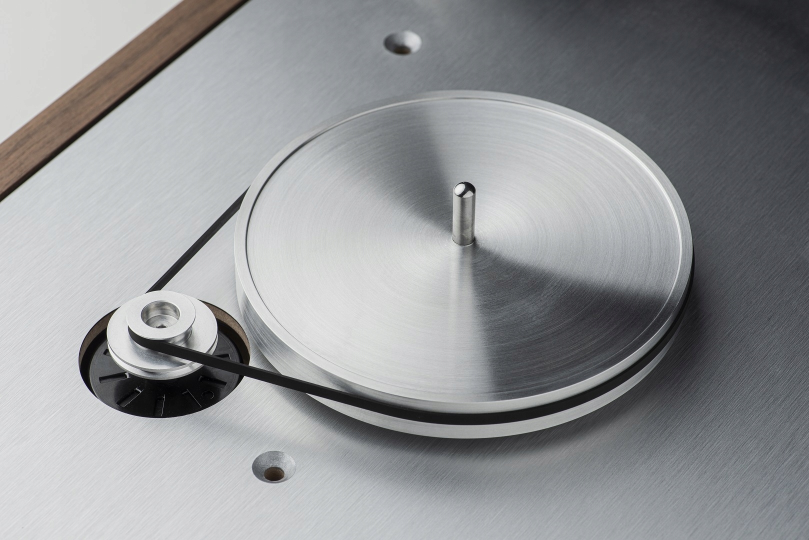 Innowacyjne sub-chassis i talerz z aluminium
