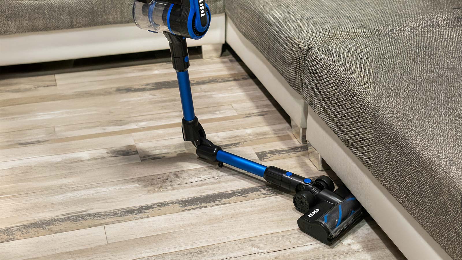 TESLA PureStar E70 Aqua Pro to innowacyjne urządzenie, które odkurza i myje podłogi jednocześnie,