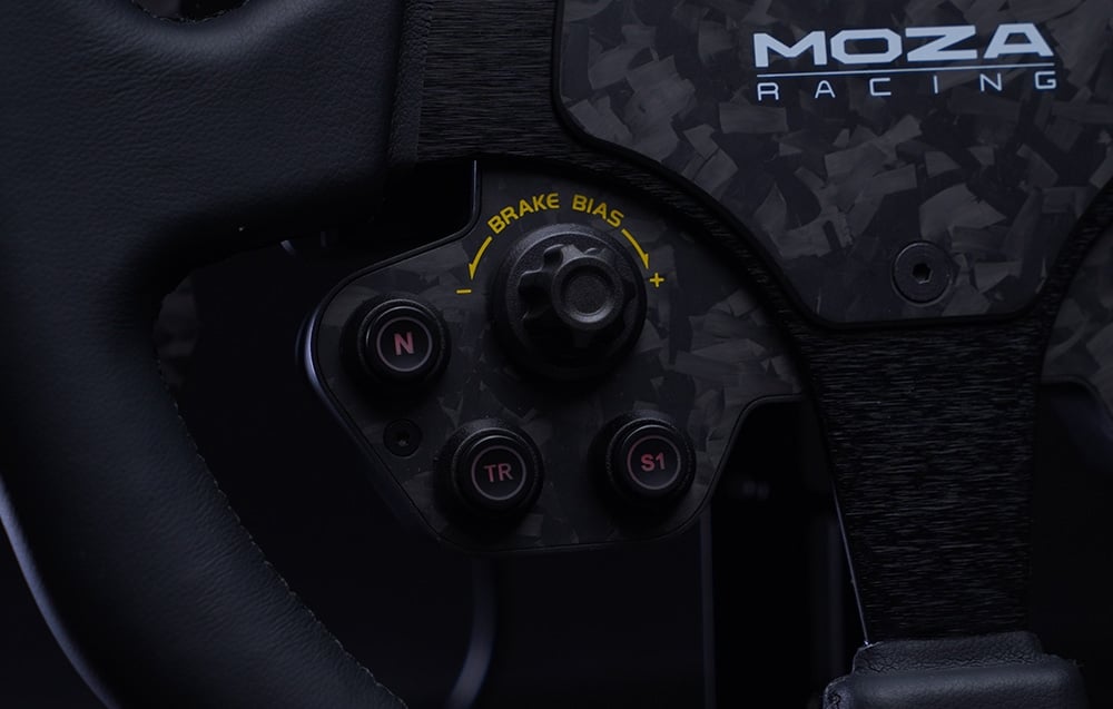 Kierownica gamingowa MOZA RACING pokazana z bliska; widoczne przyciski N, TR i S1 oraz pokrętło BRAKE BIAS.