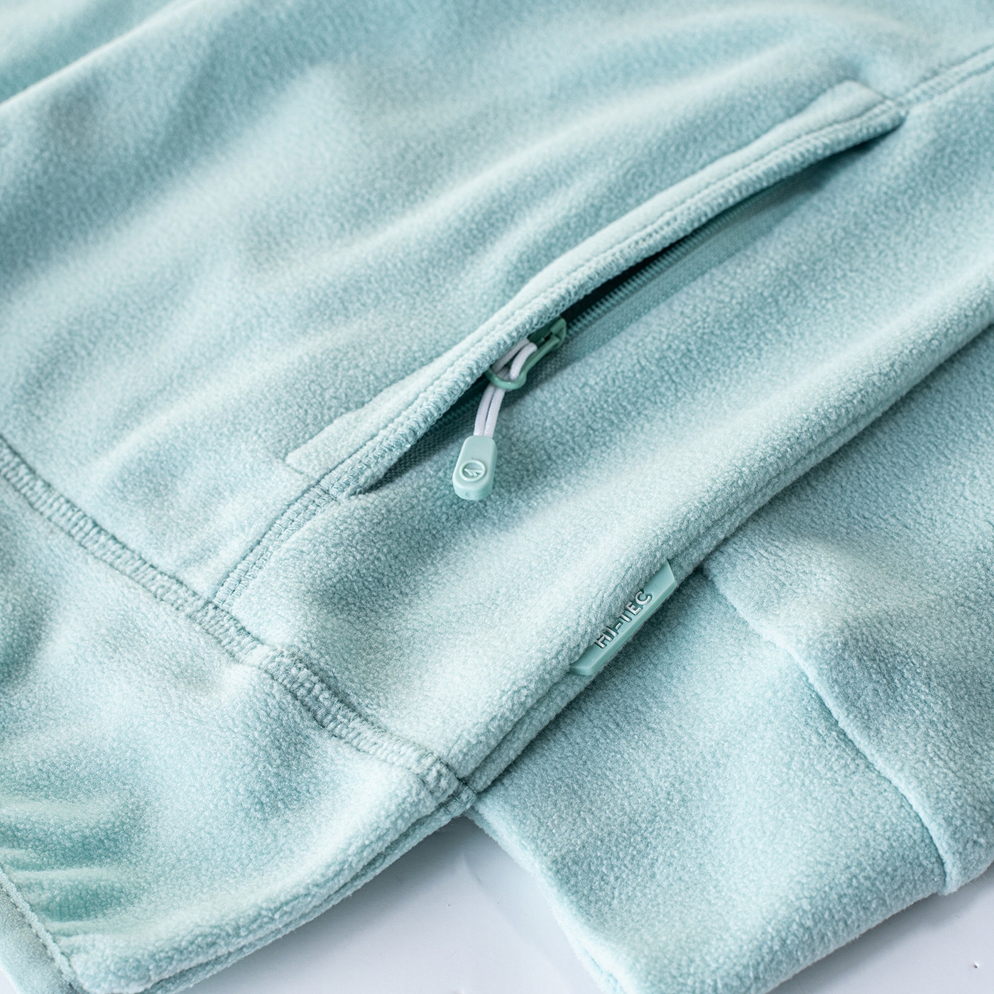 Wygodne kieszenie boczne z zamkiem