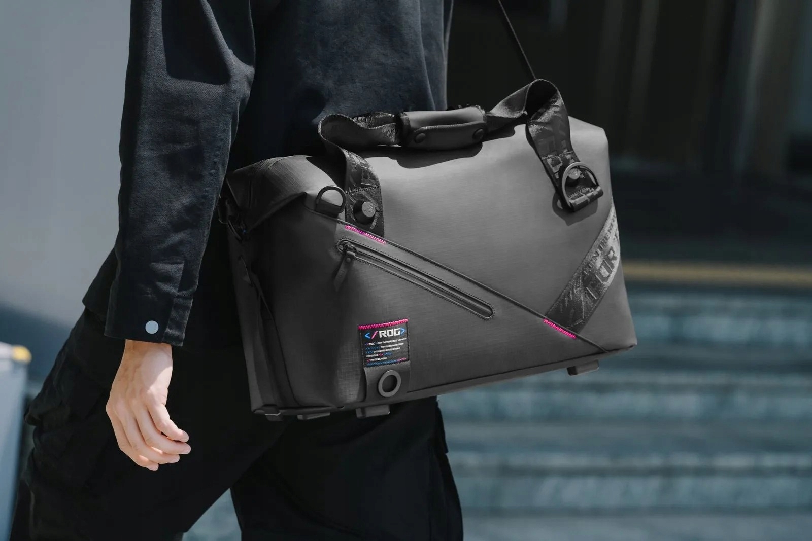 Wygodny pasek na ramię i uchwyt do ręki