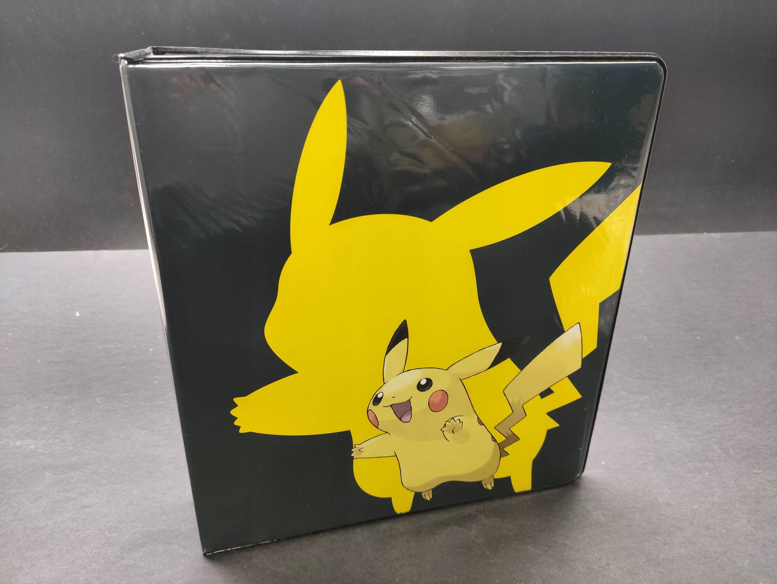 Segregator Ultra Pro Pokemon Pikachu 2019 – Stylowy i funkcjonalny