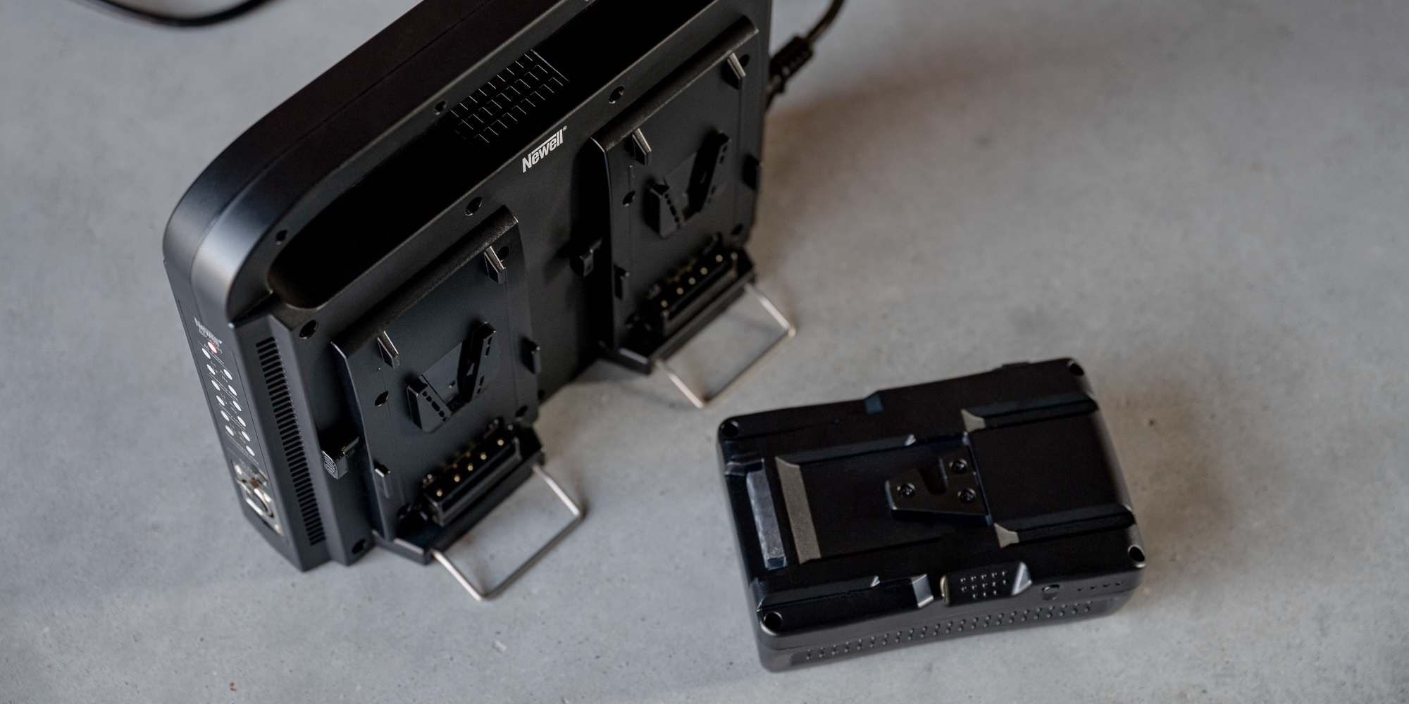 Ładowarka czterokanałowa Newell BP-4CH do akumulatorów V-mount