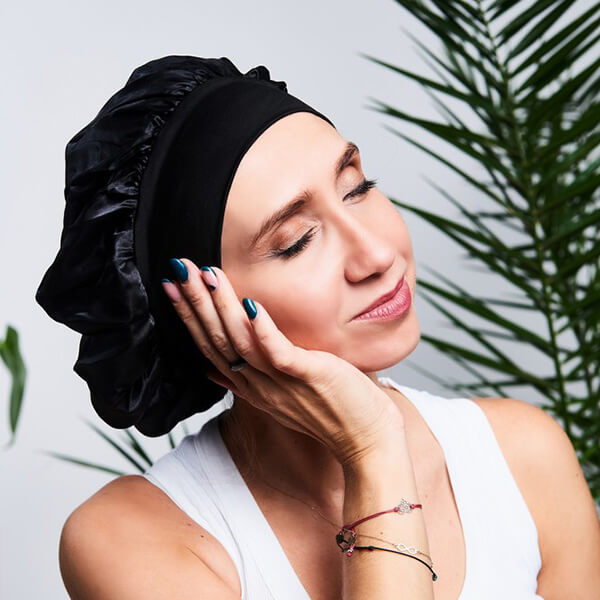 Unikalne_kosmetyki_czepek_satynowy_czarny_Angie_2.jpg