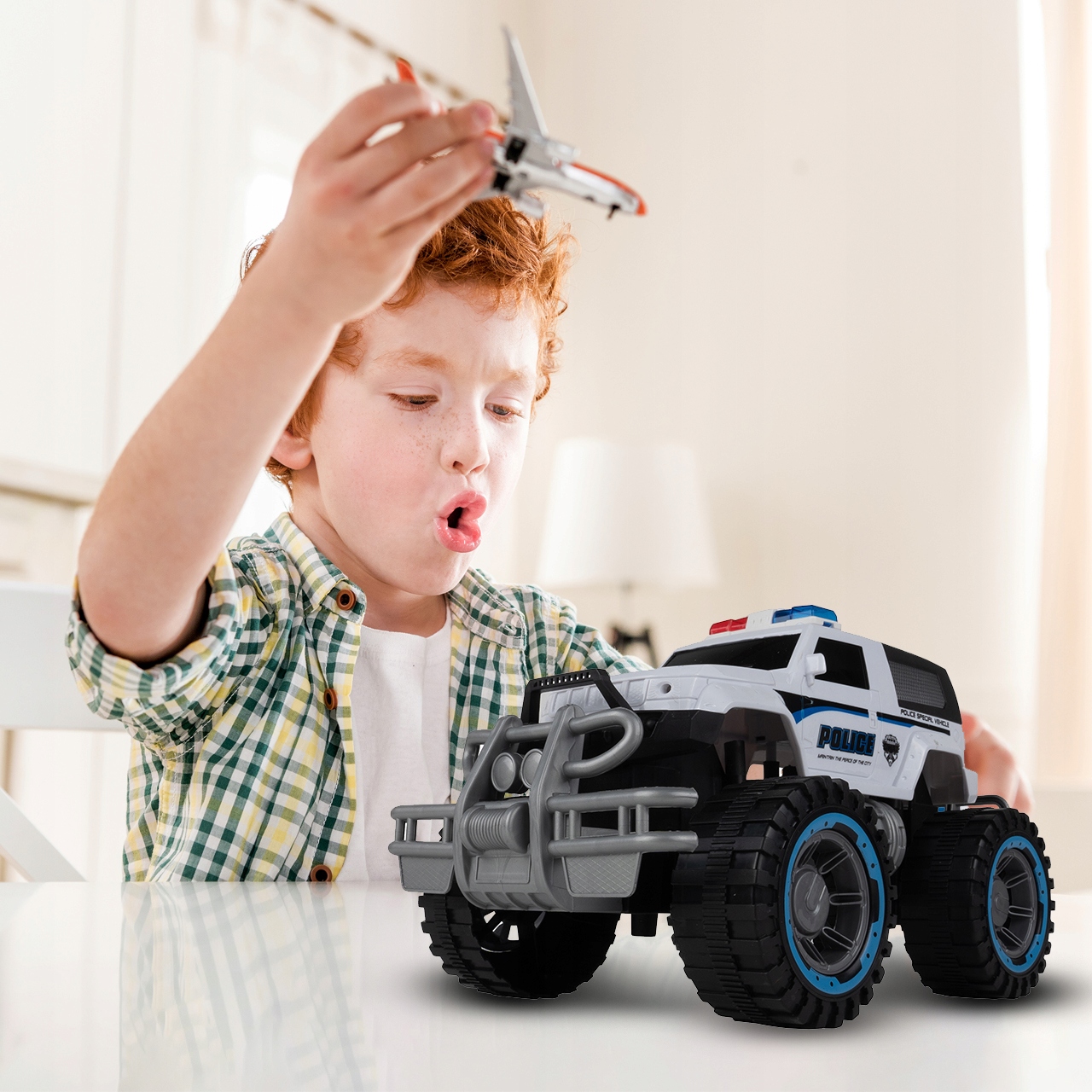 SAMOCHÓD AUTO MONSTER POLICJA Z NAPĘDEM RADIOWÓZ Wysokość produktu 15.5 cm