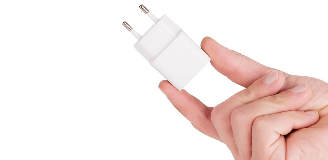 14914_ladowarka_sieciowa_usb_a_2_4_a_blast_proof_plus_kabel_micro_usb_05.webp