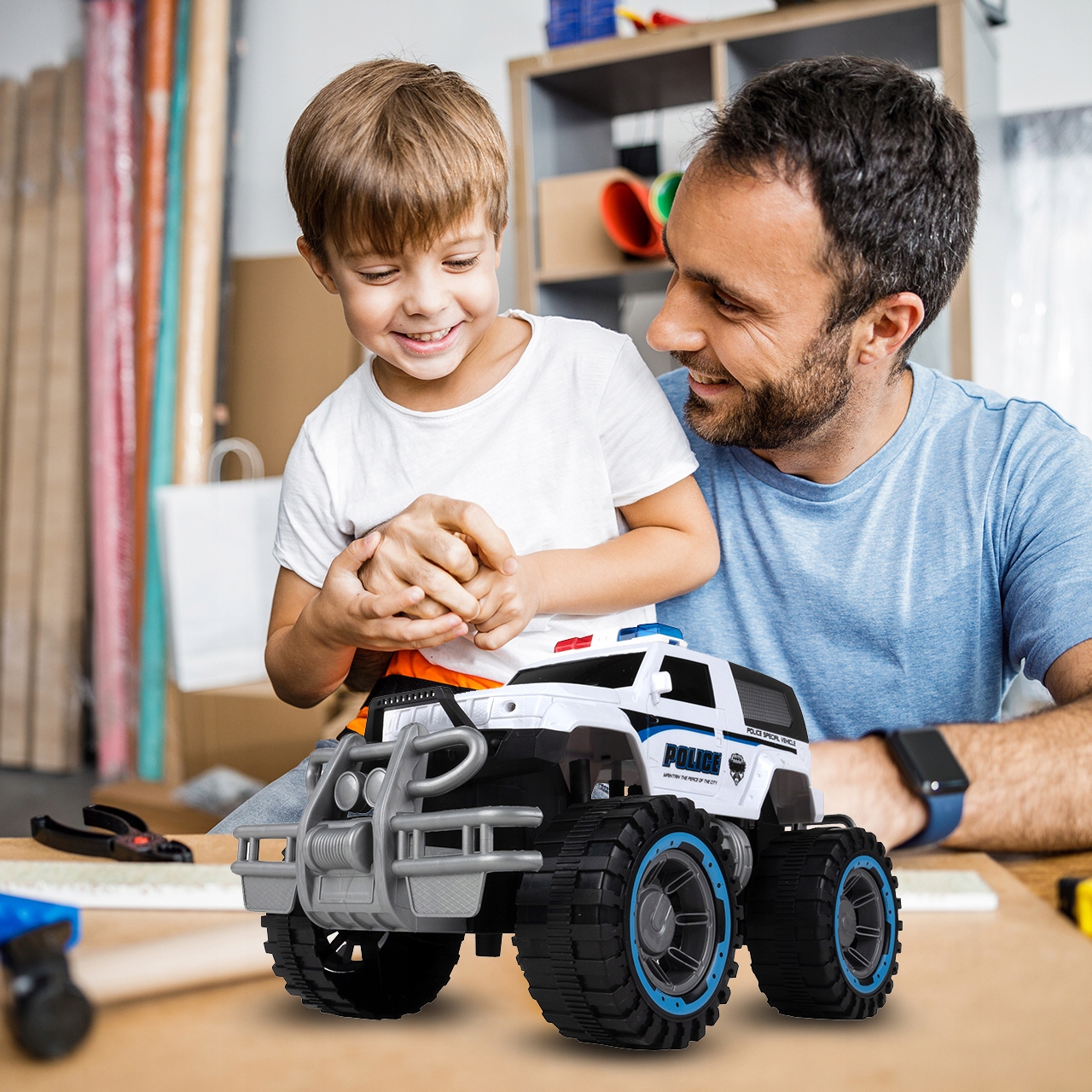 SAMOCHÓD AUTO MONSTER POLICJA Z NAPĘDEM RADIOWÓZ Szerokość produktu 15.5 cm