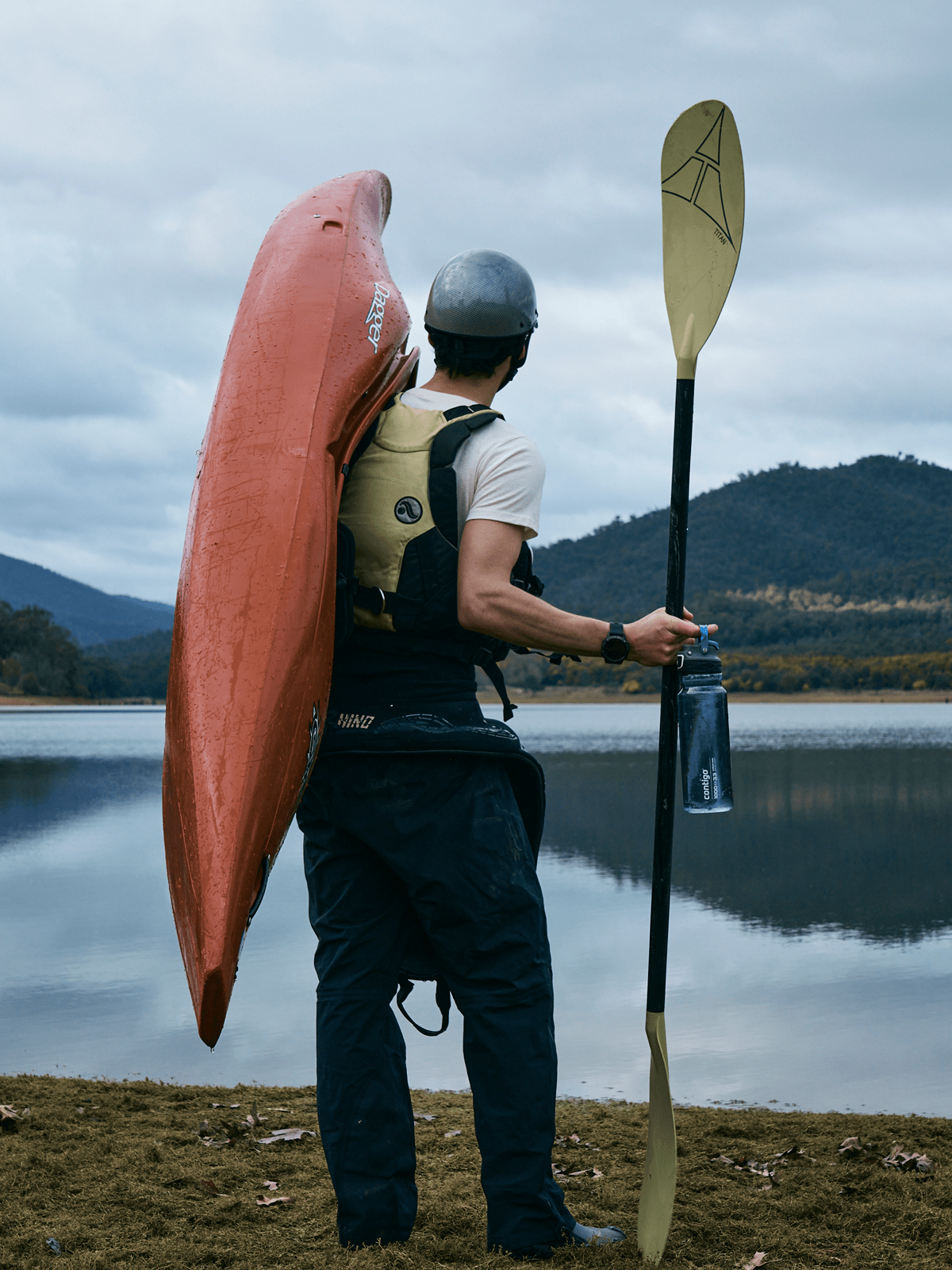 2155962_Free_Flow_Blue__Lifestyle_Kayak_man-min.png
