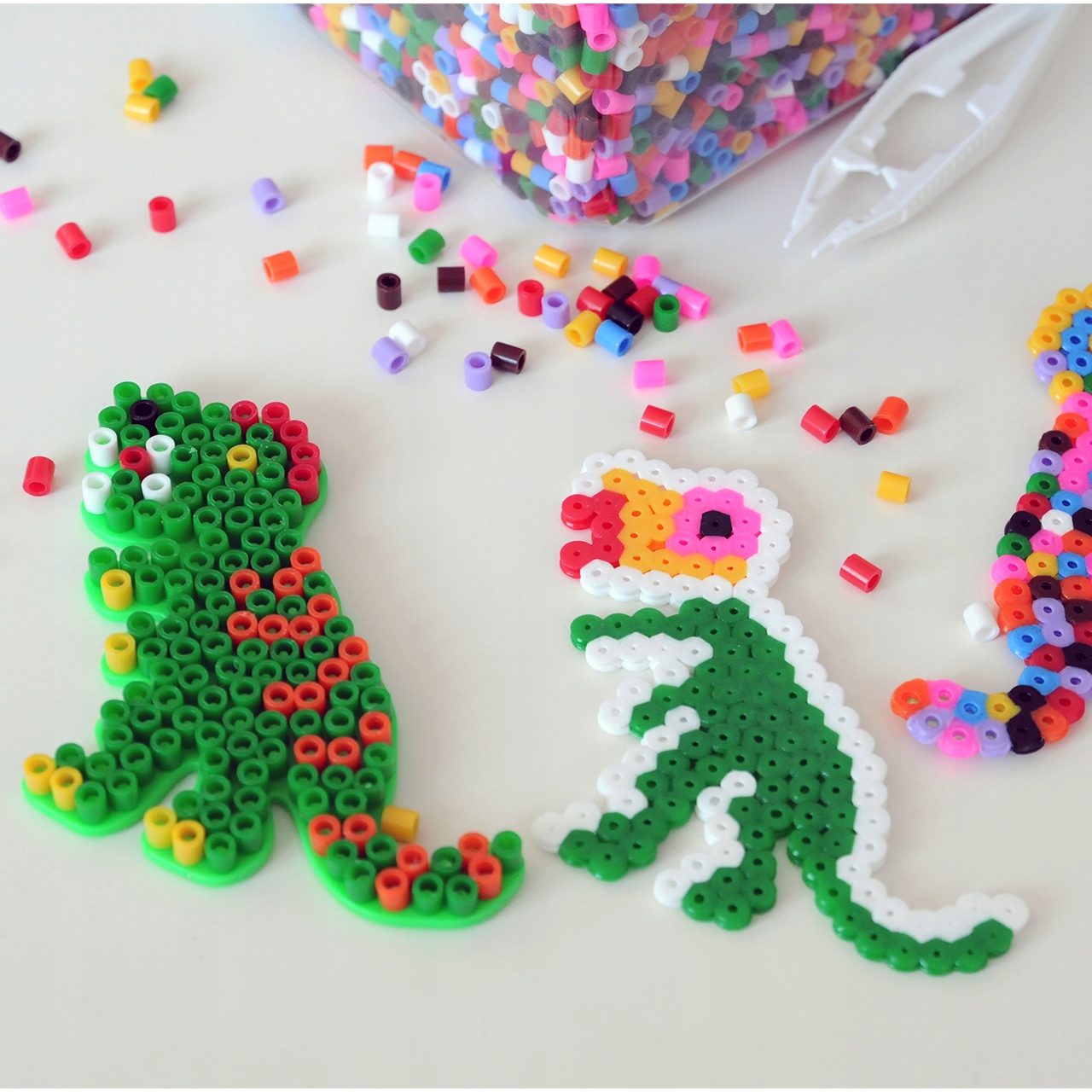 KORALIKI DO PRASOWANIA IRON BEADS 9000 ELEMENTÓW 3 SZABLONY MIŚ OSOBY Materiał plastik