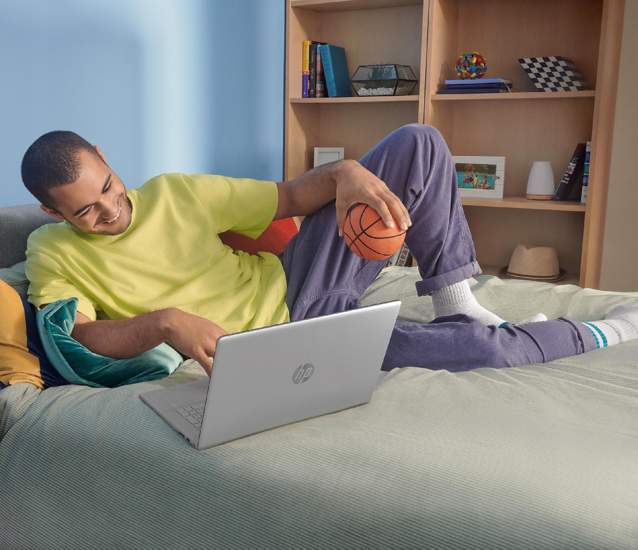 Laptop%20HP%2015-dy_srebrny_6.jpg