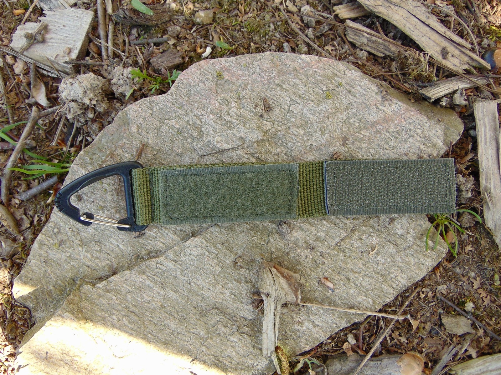 uniwersalny-uchwyt-karabinczyk-molle-mfh-3.jpg