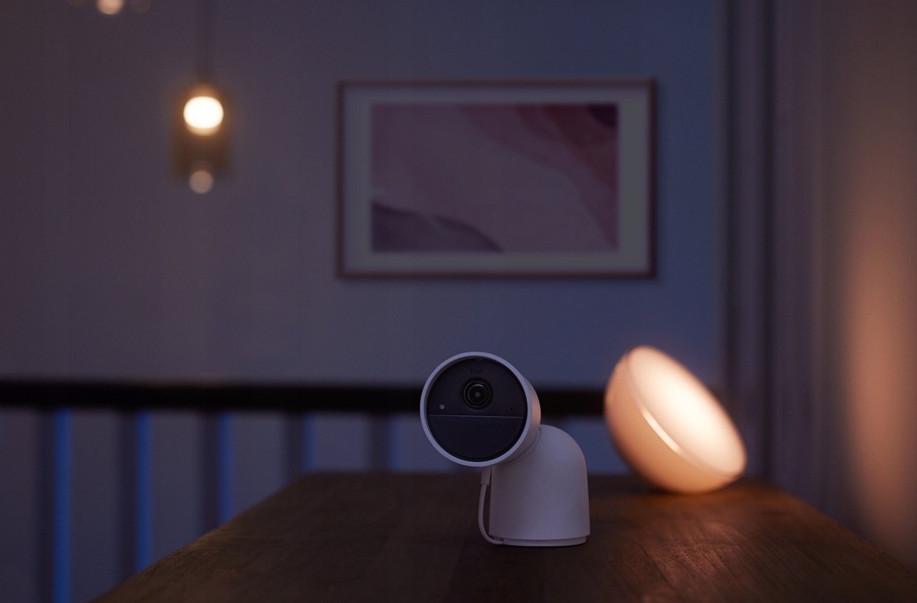 фото IP-камера відеоспостереження Philips Hue Secure Wired Desktop White