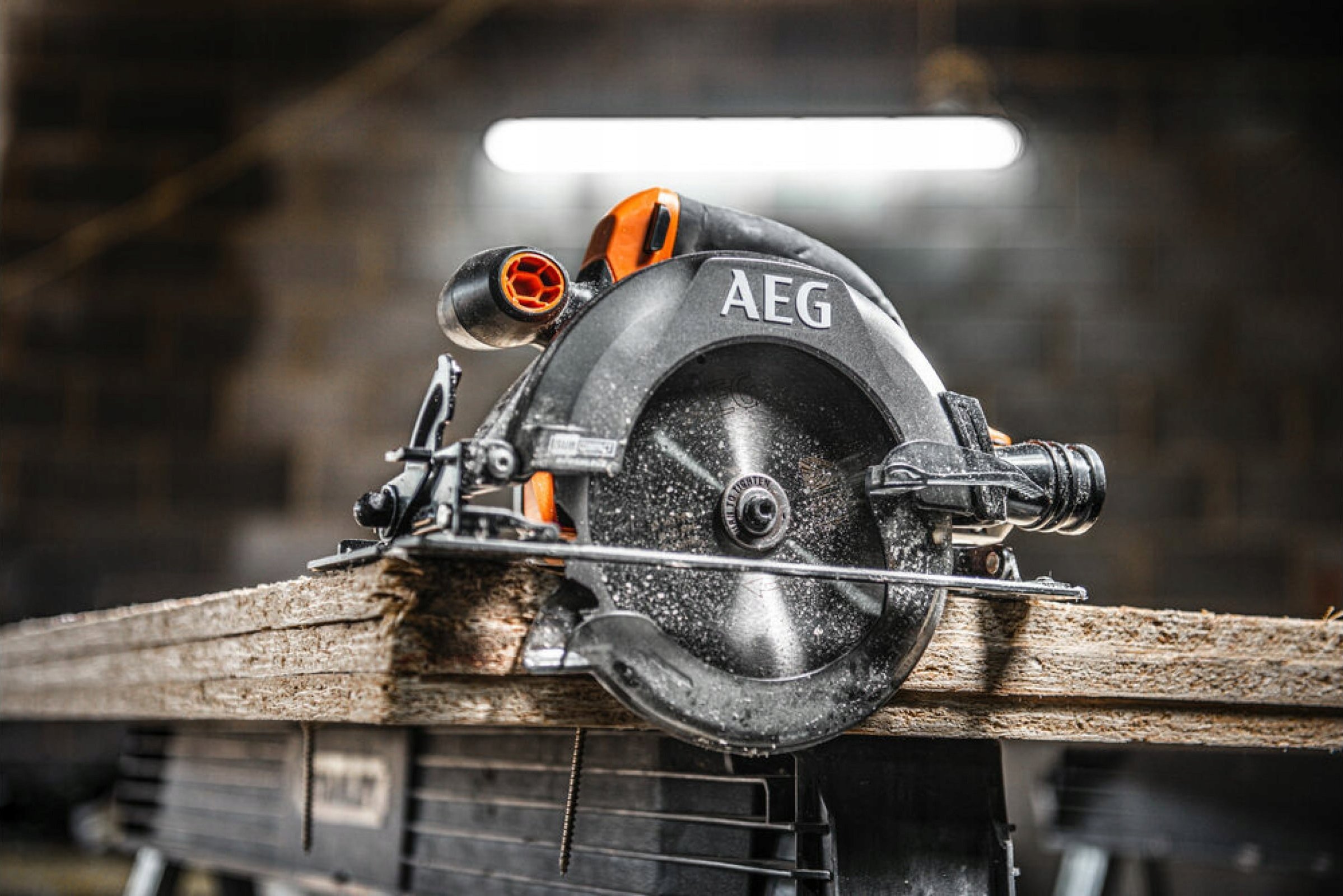 фото Монтажна пилка AEG BKS 18SBL-0 (4935479660)