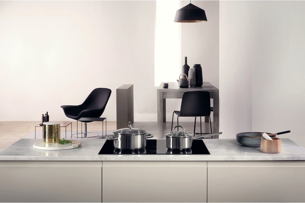 фото Індукційна варильна поверхня Whirlpool SMO654OFBTIXL