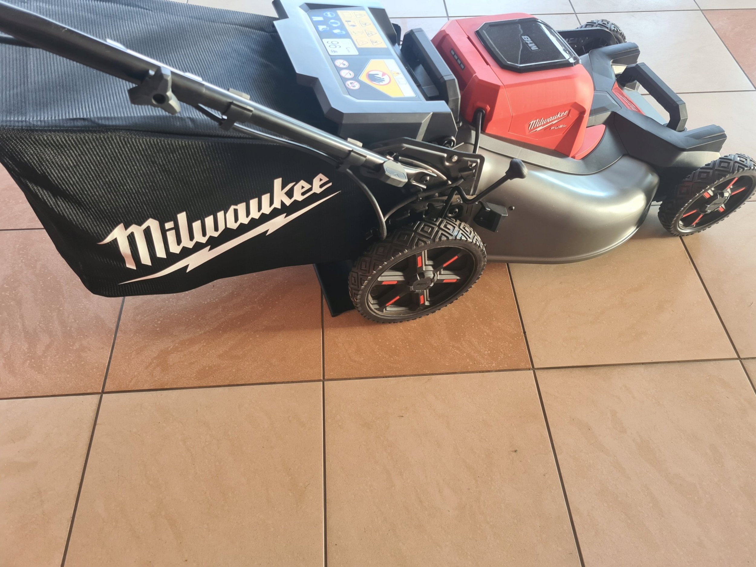 фото Газонокосарка акумуляторна Milwaukee M18 F2LM53-0 (4933479584)