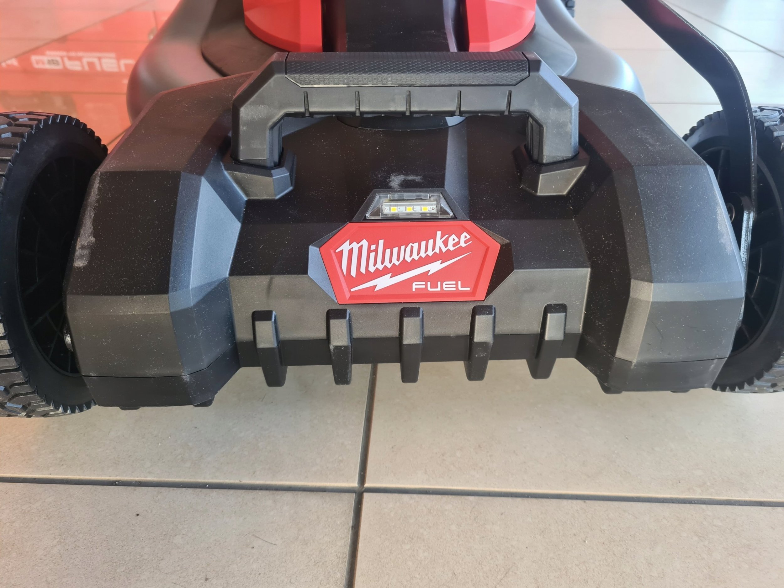 фото Газонокосарка акумуляторна Milwaukee M18 F2LM46-802 (4933492011)