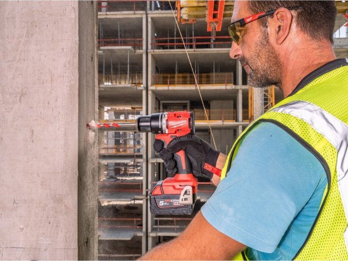 фото Шурупокрут Milwaukee M18 BLPDRC-502C (4933492826)