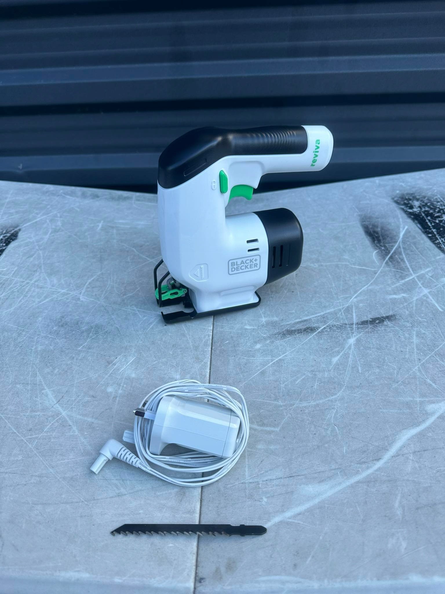 фото Електролобзик Black+Decker REVJ12C