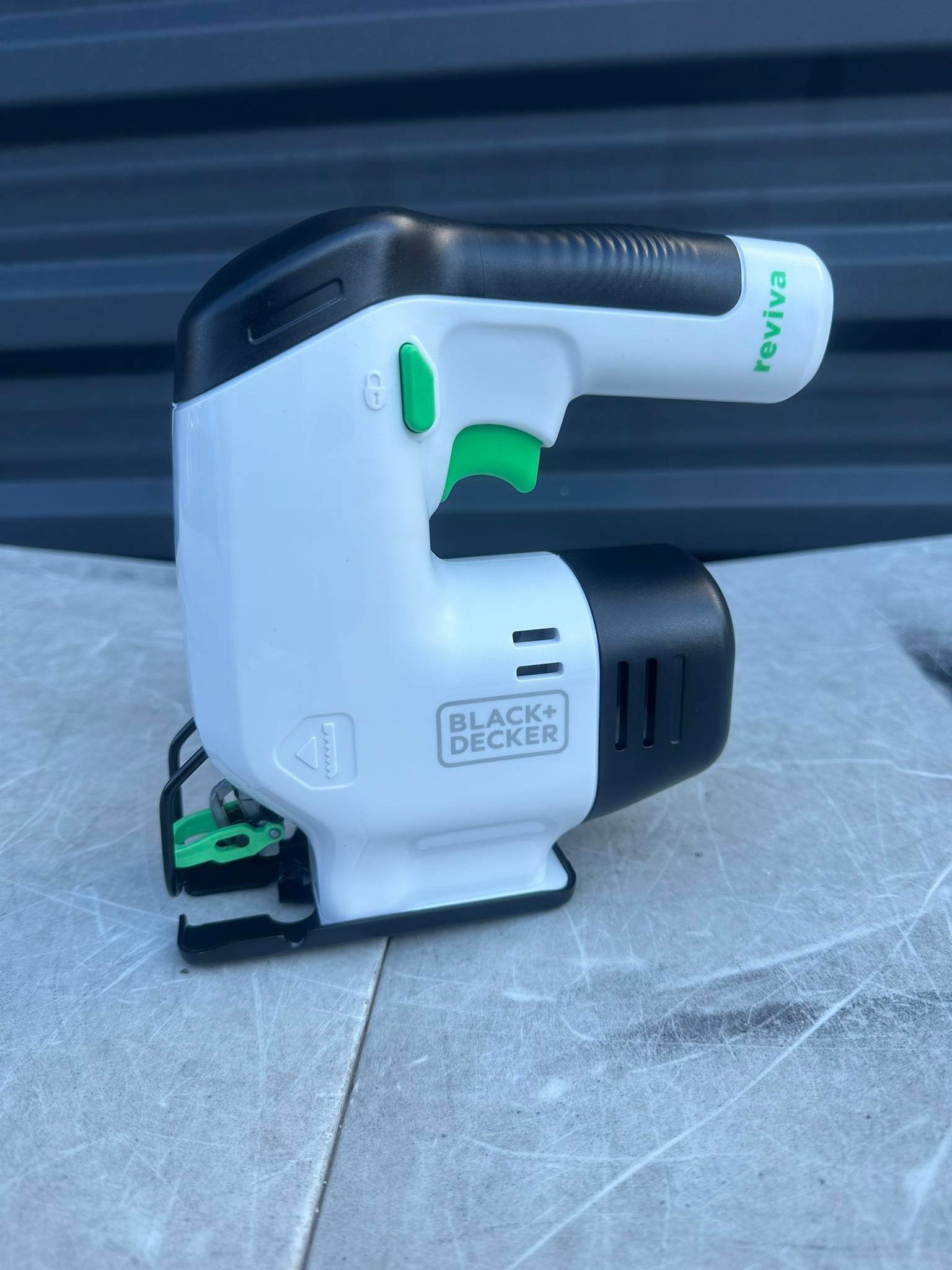 фото Електролобзик Black+Decker REVJ12C