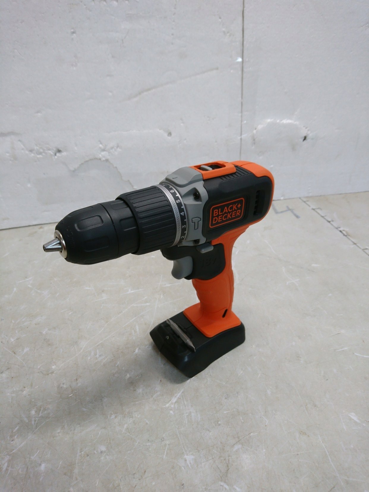фото Шурупокрут Black+Decker BCD003C1