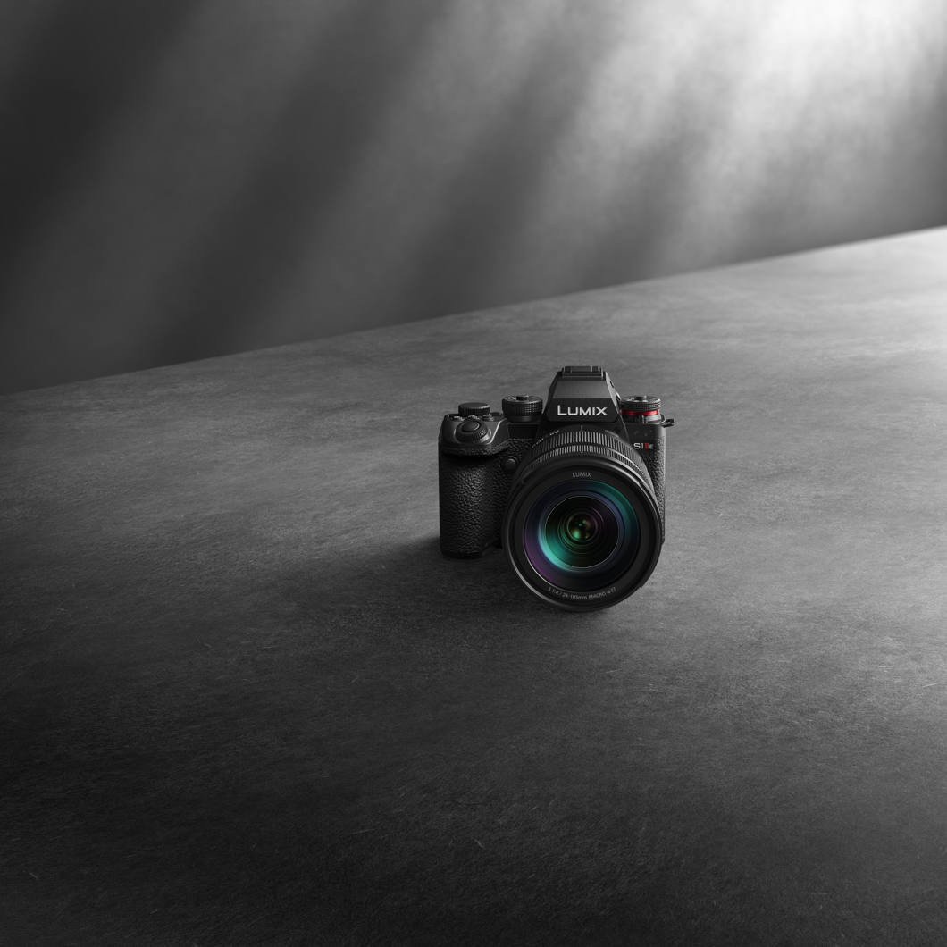 фото Бездзеркальний фотоапарат Panasonic Lumix S1 IIE kit (24-105mm) (DC-S1M2ESME)