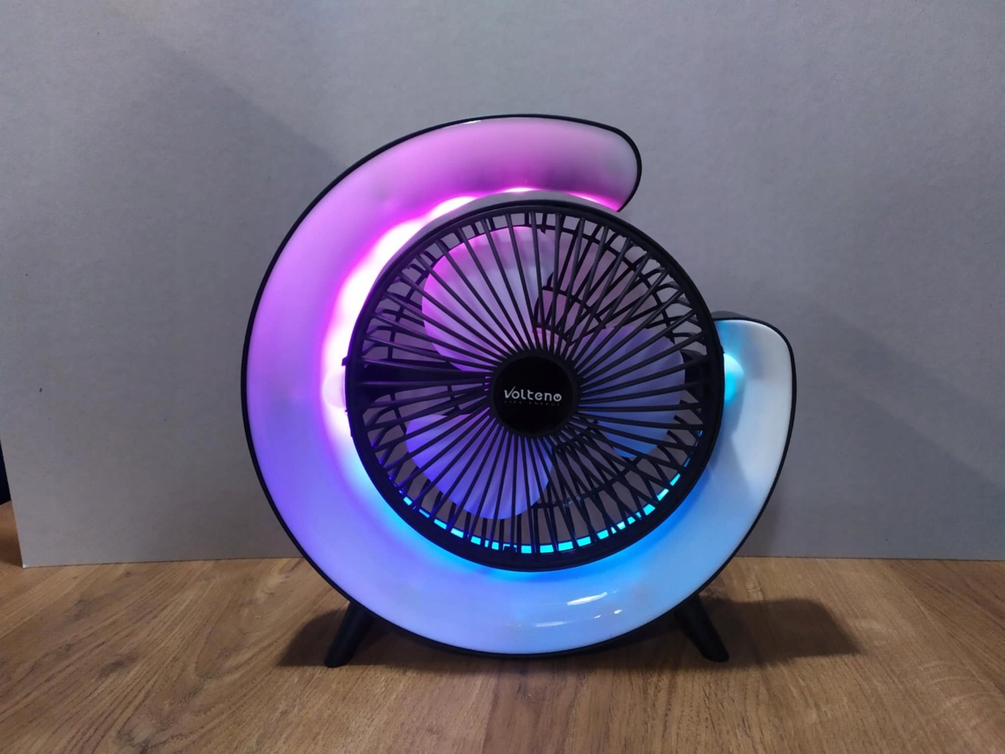 фото Вентилятор настольный Volteno VO2546 — компактный портативный охладитель с RGB-подсветкой