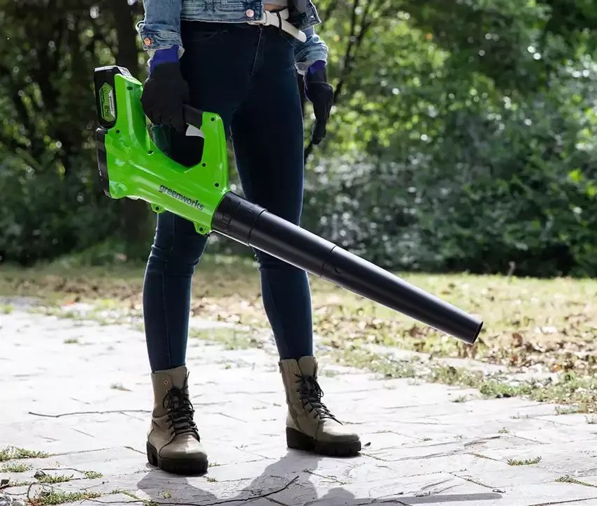 фото Садова повітродувка Greenworks G24ABII — легка та ефективна 24V акумуляторна модель для прибирання саду