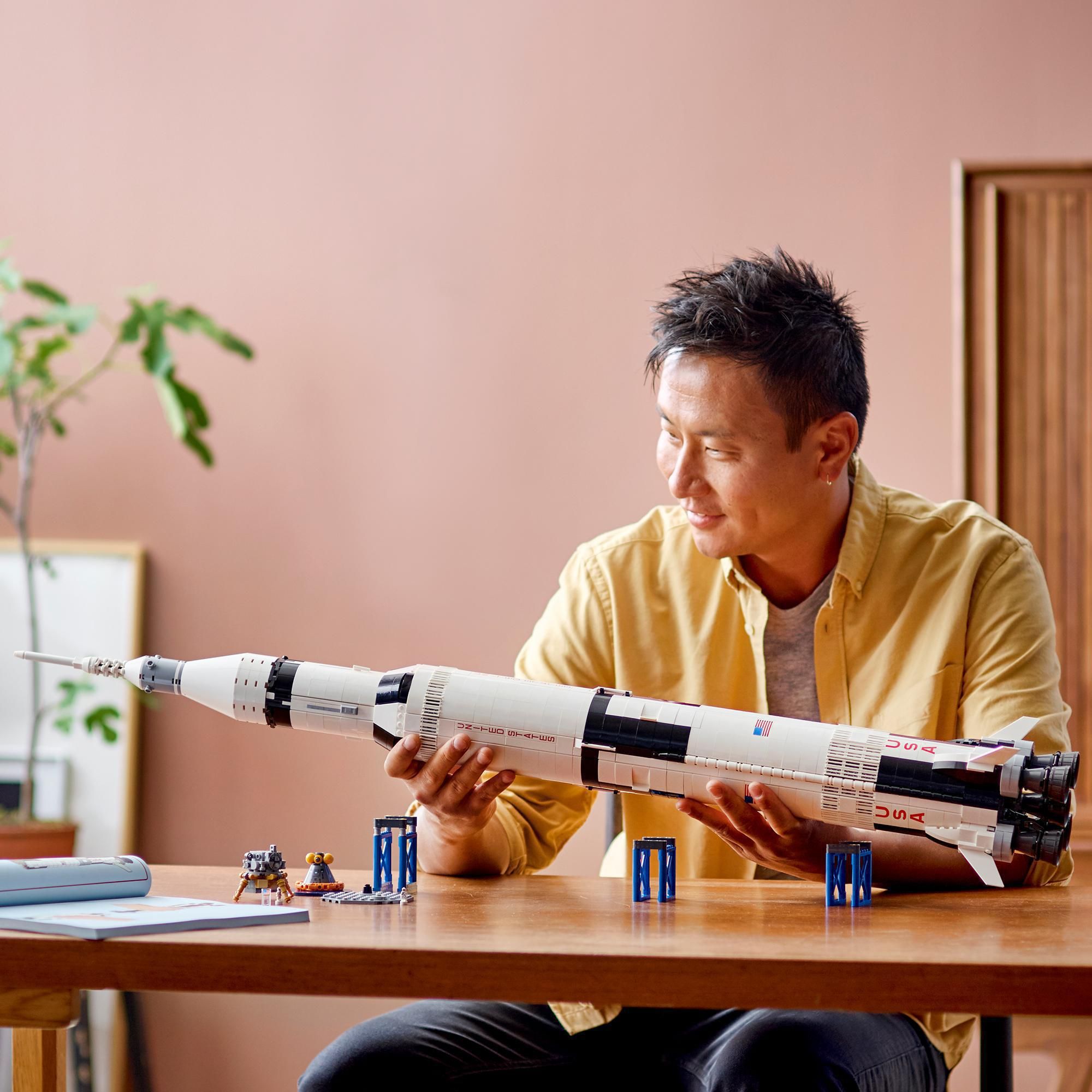 фото Блоковий конструктор LEGO Ideas Ракетно-космічна система НАСА «Сатурн-5-Аполлон» (92176)