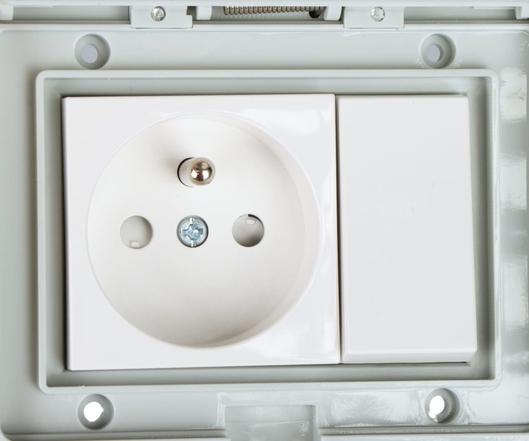 GNIAZDO NATYNKOWE POJEDYNCZE Z ŁĄCZNIKIEM ATLO-S1IP5-SW 220... 240V 10A ATLO 1