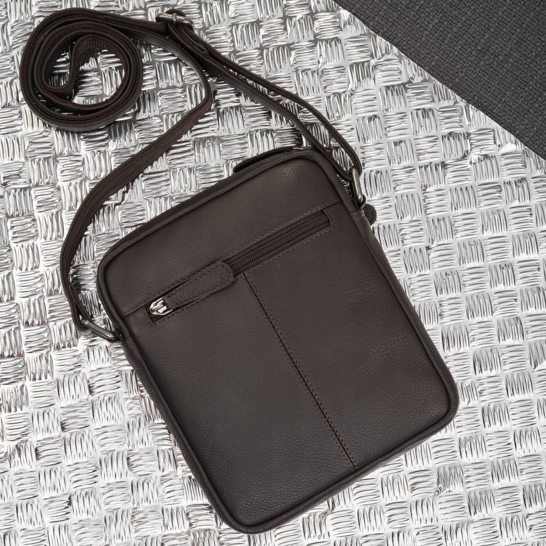 Paolo Peruzzi Saszetka męska skórzana na ramię z tłoczeniem typu carbon brązowa AL-19-BR 1