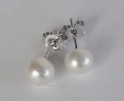  Srebro i Kamienie Srebrne kolczyki z białą perłą "pearl drop"