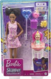 Lalka Barbie Mattel Barbie Skipper Klub Opiekunek, Krzesełko Mini Urodziny (GRP41)