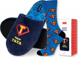  Soxo Zestaw dla Taty: 1x Kolorowe Męskie Skarpetki SOXO Superman i 1x Kapcie Męskie z napisem "Super Tata" | prezent na Dzień Ojca 4142
