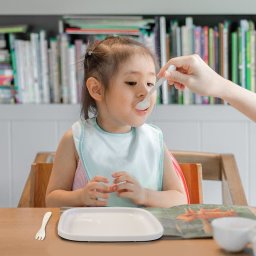 DERYAN DERYAN Zestaw silikonowych talerzyków dla dzieci Quuby, biały