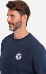 Ombre Nierozpinana męska dresowa bluza z naszywką w stylu college granatowa V2 OM-SSNZ-0134 XL