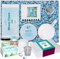 Cup&You Zestaw prezentowy na wyjątkową okazję Box MAM CZAS. Zestaw 20 herbat różnego rodzaju i smaku, herbata ziołowa Yoga tea 200g, elegancki kubek z zaparzaczem i pokrywką, poręczny zaparzacz, świeca sojowa