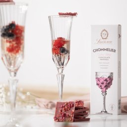 Ruby chocolate with pomegranates and strawberry flakes Laurence Chommelier Rose Wine, 100 g