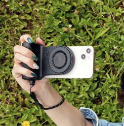 Adam Elements Selfie Shot Magnetic Hand Grip - magnetyczny uchwyt do ręki z powerbankiem 5000mAh czarny - Gwarancja bezpieczeństwa. Proste raty. Bezpłatna wysyłka od 170 zł.