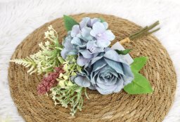 Gigabyte bukiet mieszany RÓŻA, HORTENSJA wys. 32 cm, 5 łodyg w pęczku (2 kwiaty 7-6 cm) NIEBIESKI WT-191D