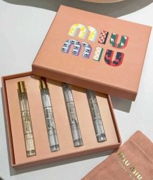 Miu miu Set Miu Miu: Eaux a La Mode - Eyes On Me, Woda perfumowana, Dla kobiet, 10 ml + Eaux a La Mode - Daring Darling, Woda perfumowana, Dla kobiet, 10 ml + Eaux a La Mode - Head In The Clouds, Woda perfumowana, Dla kobiet, 2 szt., 10 ml