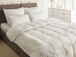 Beliani Kołdra lekko ciepła CERVINO Kacze pióra i puch 200 x 200 cm (673794 Bel)