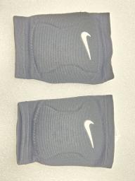 Nike Nakolanniki siatkarskie Streak Knee Pads czarne NVP07001 r. XS/S [outlet]