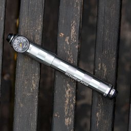 RockBros Pompka rowerowa HQ-67A-L03 z manometrem - srebrna (5907769391002)