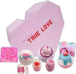 Bomb Cosmetics BOMB COSMETICS_True Love Gift Box zestaw kosmetyków Kula Musująca 3szt + Mydełko Glicerynowe 2szt + Maślana Babeczka 2szt + Balsam do ust
