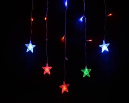 Dekoracja świąteczna Bulinex Komplet choinkowy firanka 14l LED z dekoracją 1m dekoracji w kolorze multikolor 1m /7cm 3 x bateria AA 1,5 V wewnętrzne 10-601