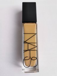 Nars Cosmetics Skystas makiažo pagrindas Nars Natural Radiant, 30 ml