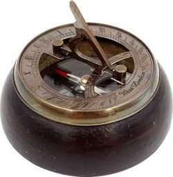  Giftdeco Mosiężny kompas i zegar słoneczny na podstawie drewnianej