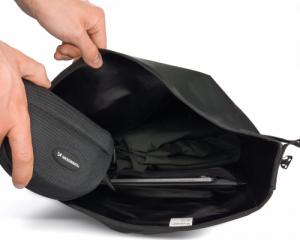 Wozinsky Wodoodporna torba rowerowa sakwa na bagażnik 25l 2w1 czarny (WBB24BK) 9